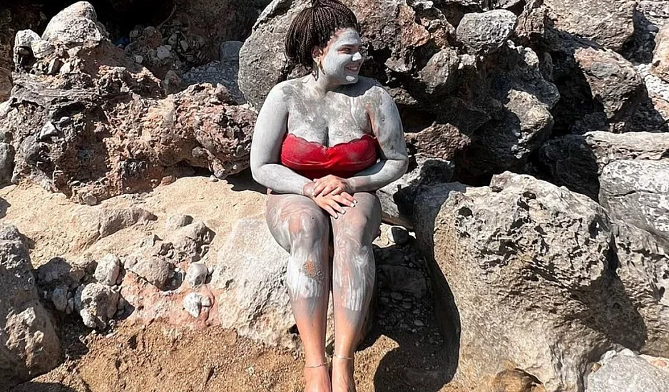 Δανάη Μπάρκα: Ποζάρει πασαλειμμένη με άργιλο στην παραλία