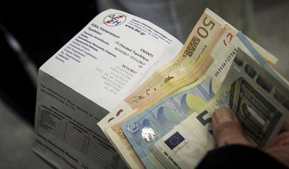 Λάρισα: Πέθανε στριμωγμένος στη τζαμαρία στην προσπάθεια να πάρει νούμερο
