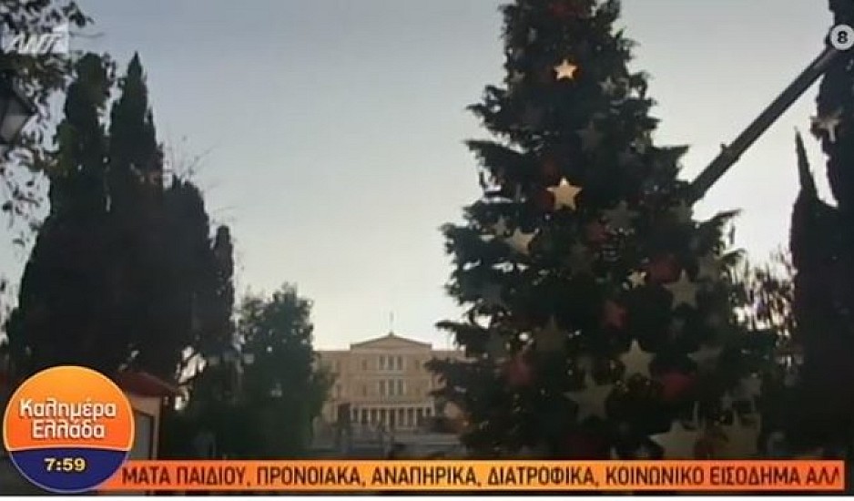 Το χριστουγεννιάτικο δέντρο στο Σύνταγμα έγινε Πύργος της Πίζας