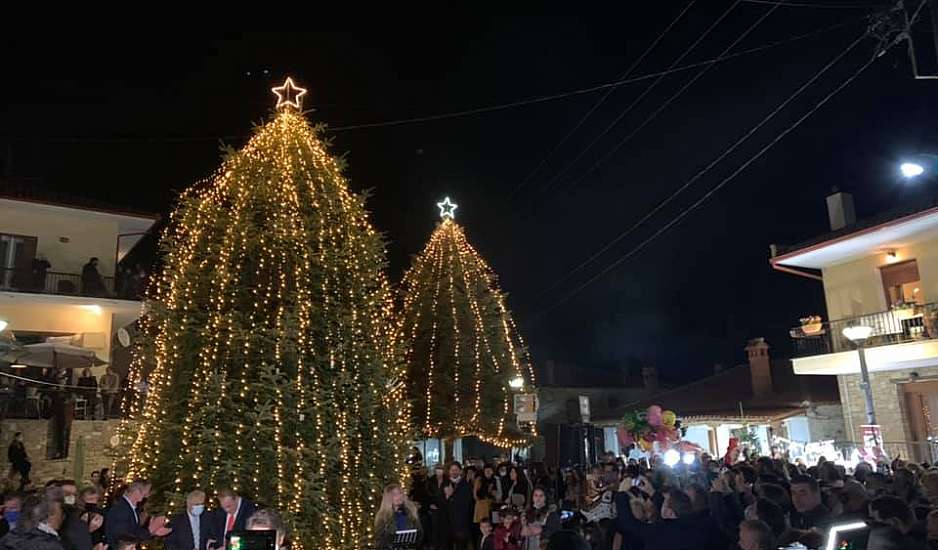 Στη Χαλκιδική άναψε το πρώτο χριστουγεννιάτικο δέντρο στην Ελλάδα