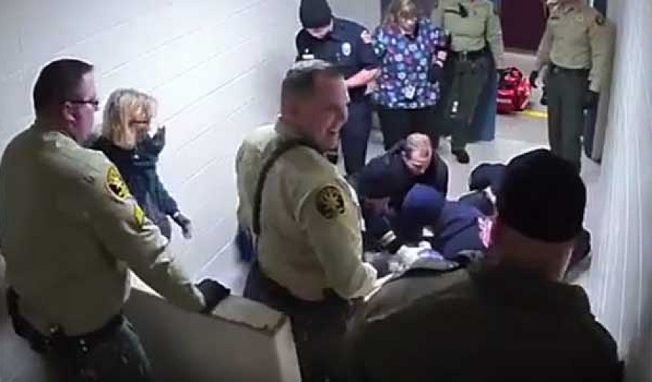 Δεσμοφύλακες γελούν κοιτώντας έναν κρατούμενο να ξεψυχάει