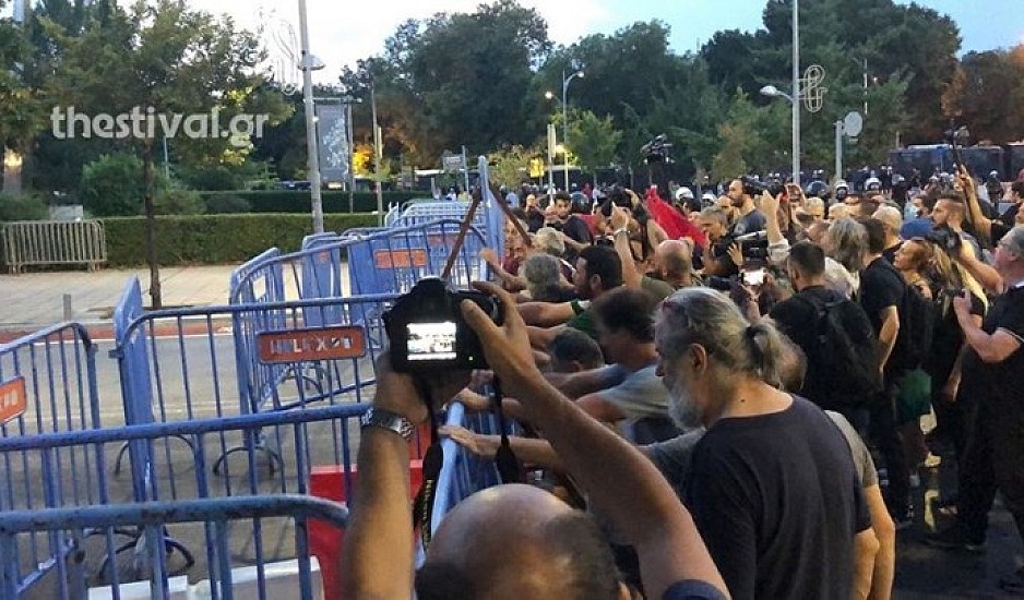 Διαδηλωτές επιχείρησαν να σπάσουν τον φραγμό στο Βελλίδειο