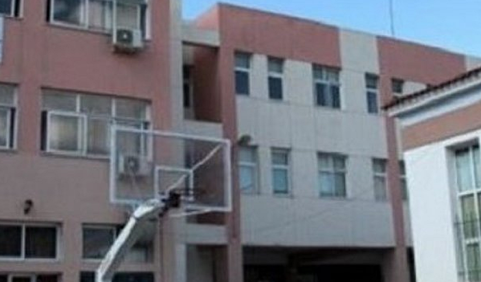 Τρεις νεαροί προσπάθησαν να κλέψουν αλεξικέραυνο από δημοτικό σχολείο στην Πάτρα