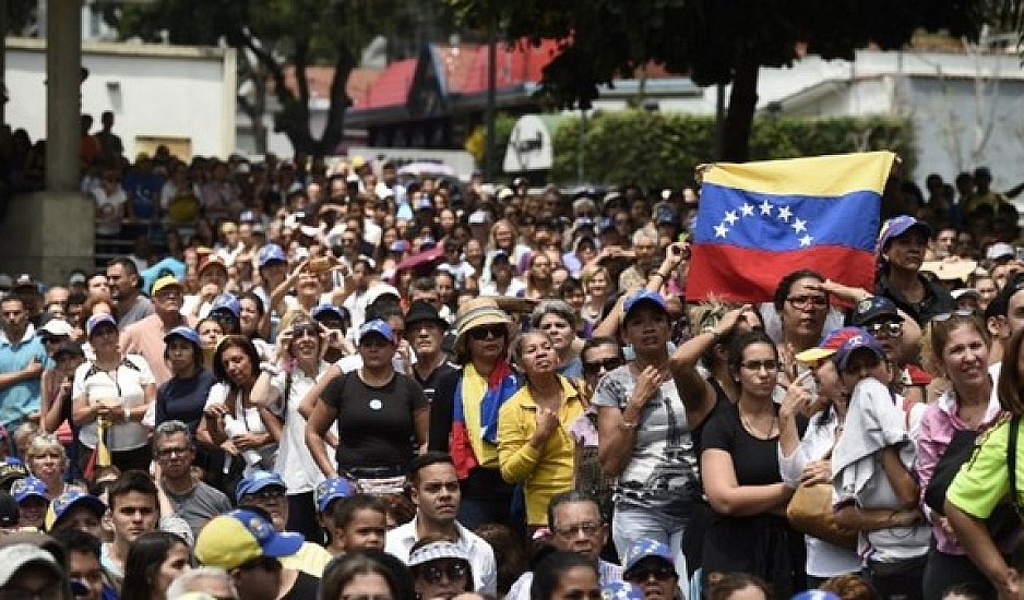 Χάος στη Βενεζουέλα με τους πολίτες ξανά στους δρόμους