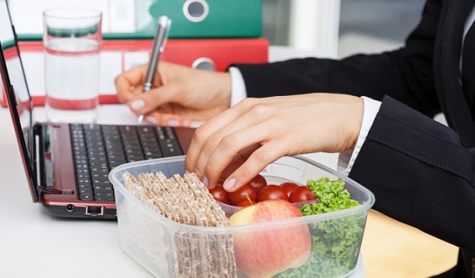 Δίαιτα: Ποια σνακ να προτιμάτε στη δουλειά