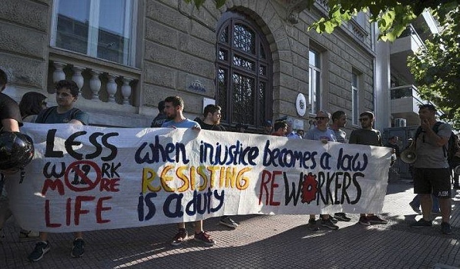 Συγκέντρωση διαμαρτυρίας στην αυστριακή πρεσβεία για το 12ωρο εργασίας