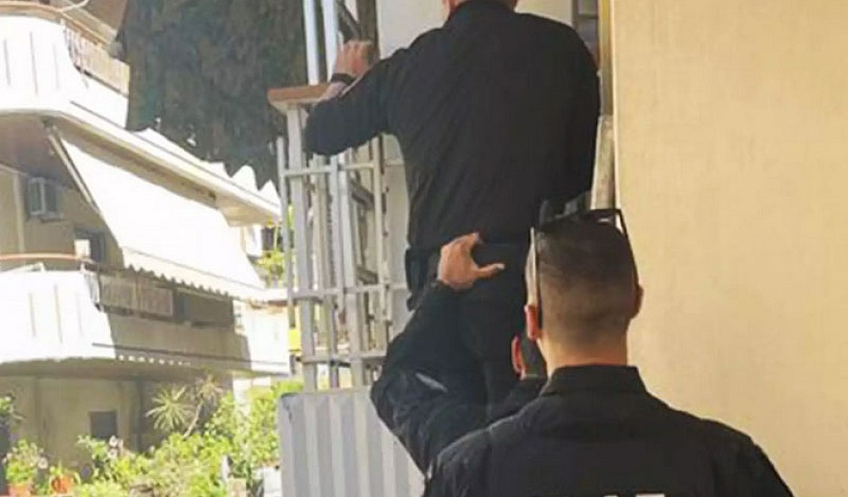 Αστυνομικοί σκαρφάλωσαν σε μπαλκόνι για να δώσουν τις πρώτες βοήθειες σε ηλικιωμένη