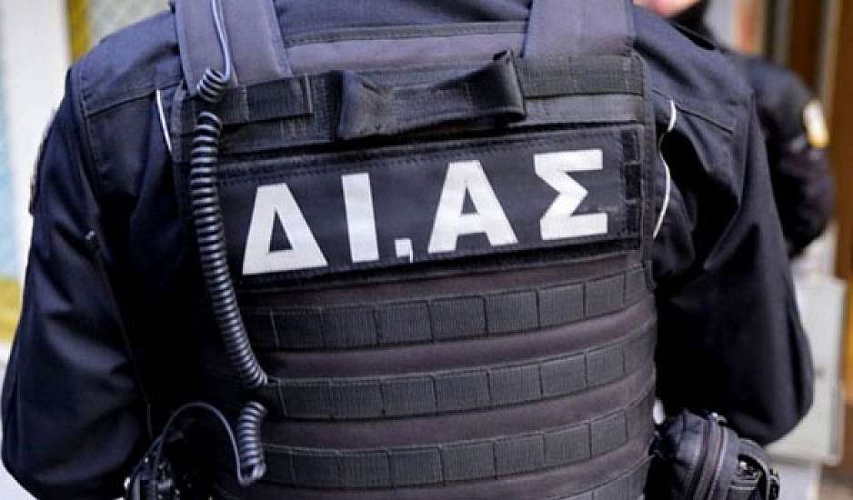 Συναγερμός στο Κορωπί με πυροβολισμούς – Τέσσερις τραυματίες