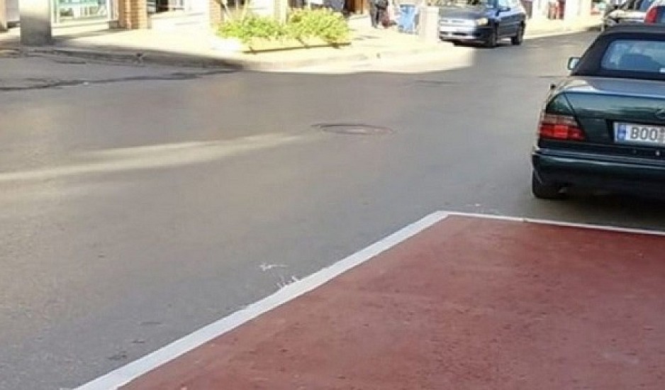 Δήμος έκανε ορθογραφικό λάθος στο βάψιμο δρόμου - Η γκάφα που έγινε viral