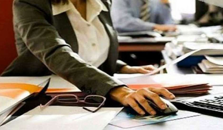 Ποιοι δημόσιοι υπάλληλοι θα δουν αυξήσεις και αναδρομικά – Αναλυτικά παραδείγματα