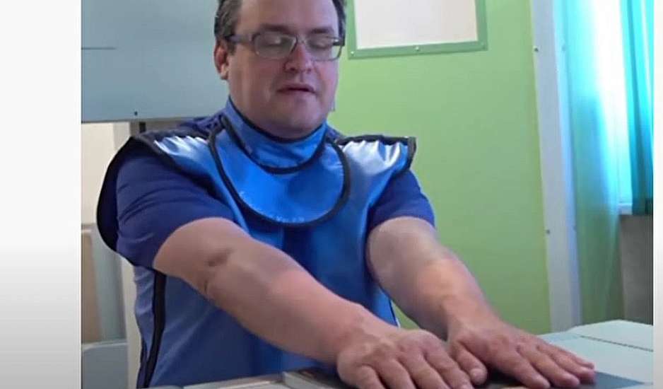 Κάπως έτσι ξεκινούν οι θεωρίες συνωμοσίας: Γιατρός έχει γεμίσει τα χέρια του με τσιπάκια