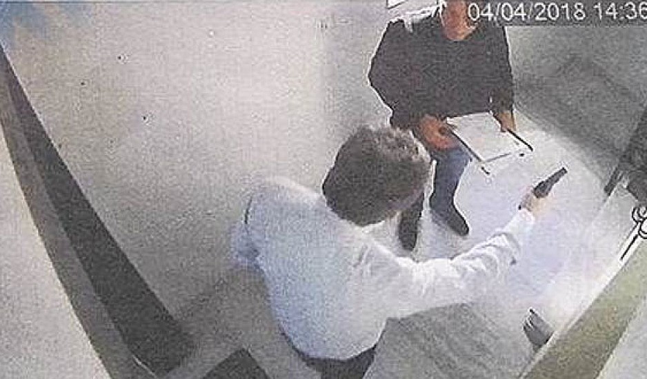 Φωτογραφίες από το Documento: Ο Στέφανος Χίος με όπλο κατά δικαστικού επιμελητή;