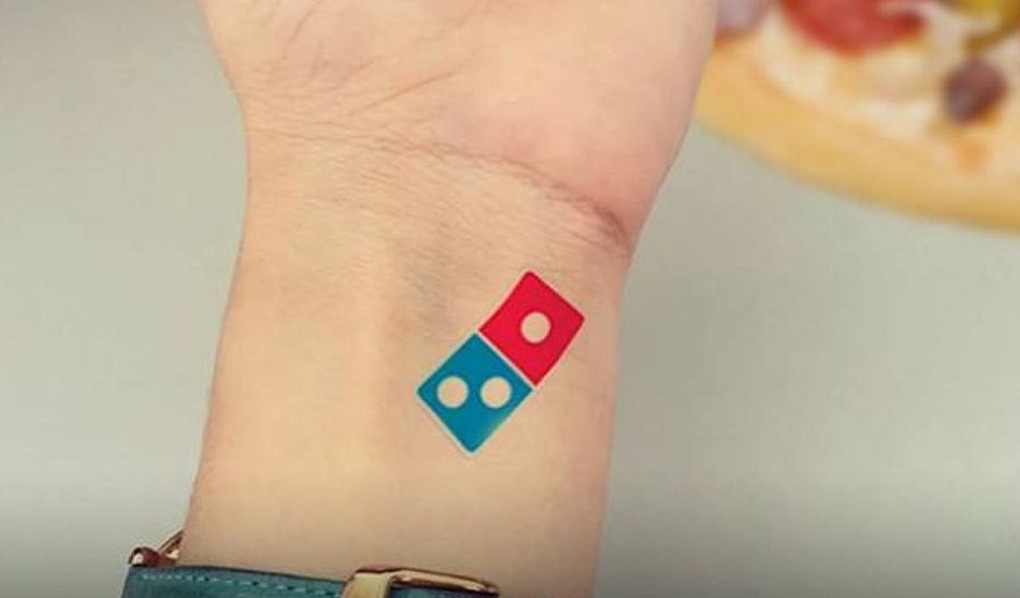Ρωσία: Η Domino's Pizza χαρίζει δωρεάν πίτσα για πάντα έναντι τατουάζ