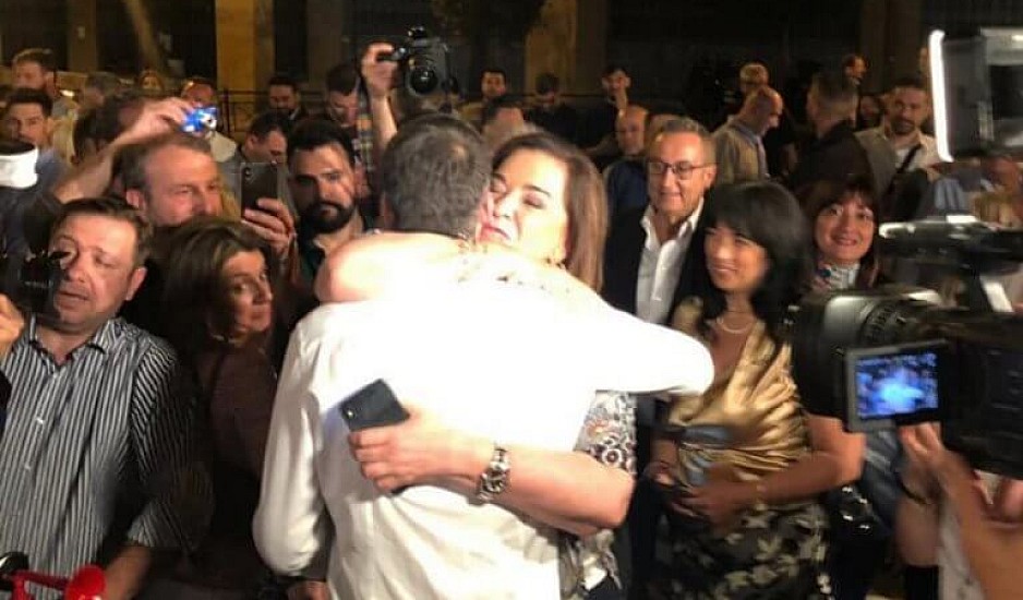 Ντόρα Μπακογιάννη στην αγκαλιά του γιου της: Συγχαρητήρια αγόρι μου