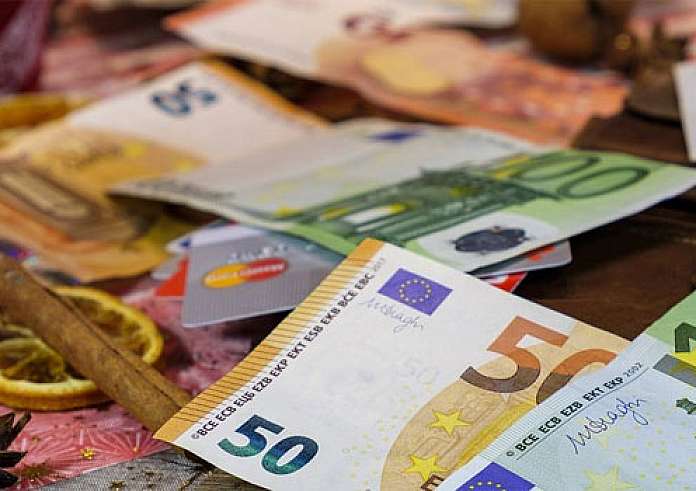 Έκλεισαν οι αιτήσεις για το επίδομα των 100 ευρώ – Πώς θα γίνει η πληρωμή