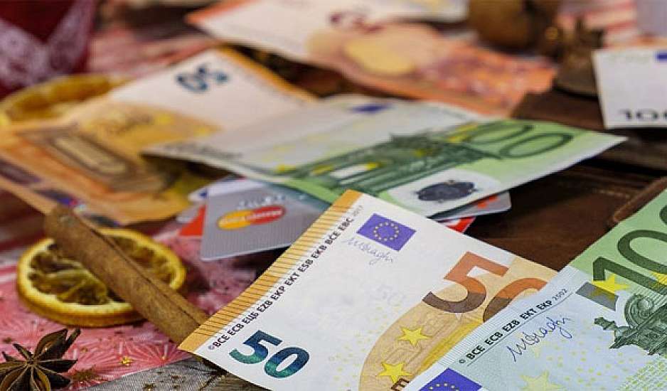Έκλεισαν οι αιτήσεις για το επίδομα των 100 ευρώ – Πώς θα γίνει η πληρωμή