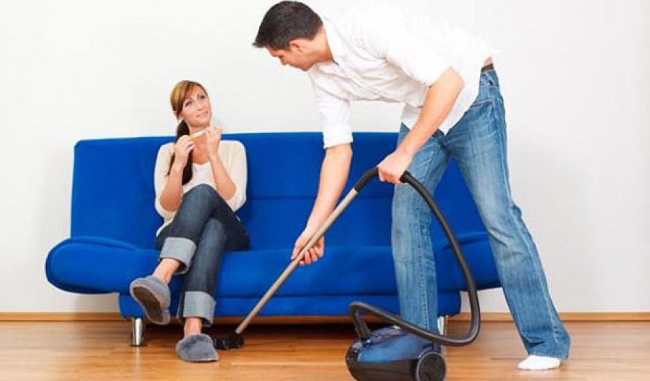 Πώς οι δουλειές σπιτιού επηρεάζουν τη σeξουαλική ζωή των ζευγαριών