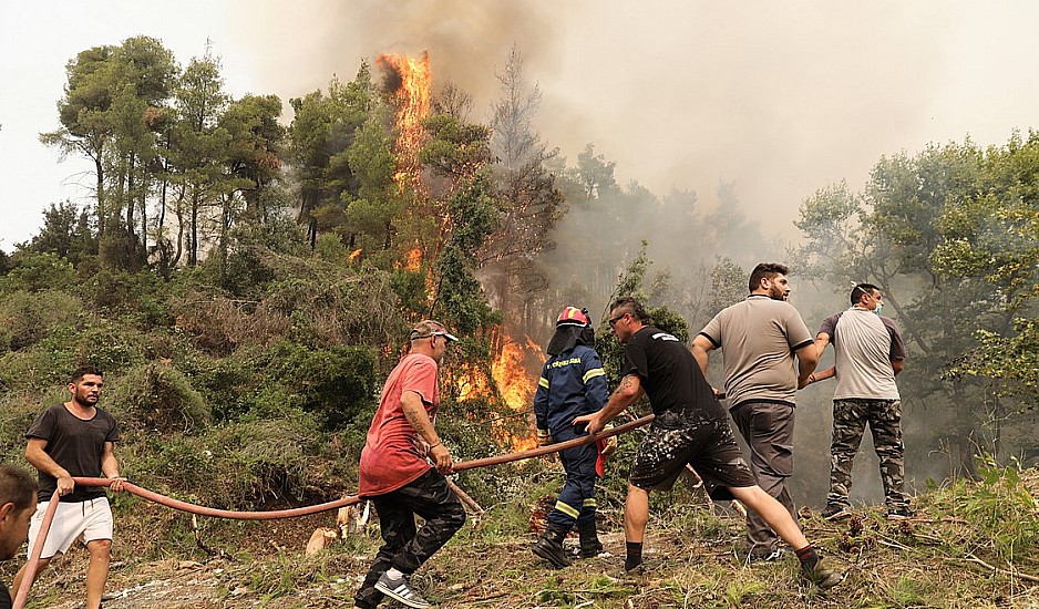 Φωτιά στην Εύβοια: Τρία τα ανεξέλεγκτα μέτωπα – Τιτάνια μάχη από πυροσβέστες και εθελοντές