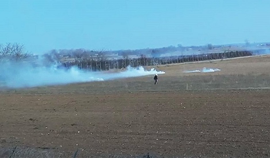 Έβρος: Τούρκοι πετούν χημικά στις ελληνικές δυνάμεις με drones - Χιλιάδες οι μετανάστες