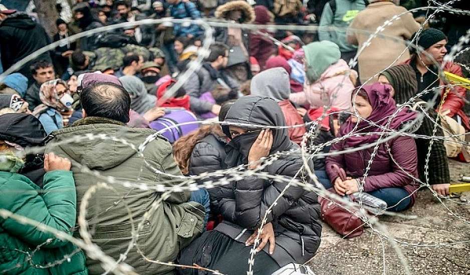 Έβρος: Ο τουρκικός στρατός συνεχίζει να προωθεί μετανάστες στα ελληνοτουρκικά σύνορα