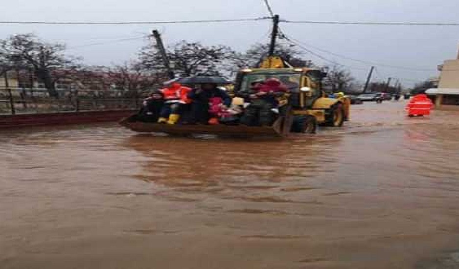 Σε συναγερμό ο Έβρος: Οικισμοί πλημμύρισαν, ποτάμια οι δρόμοι