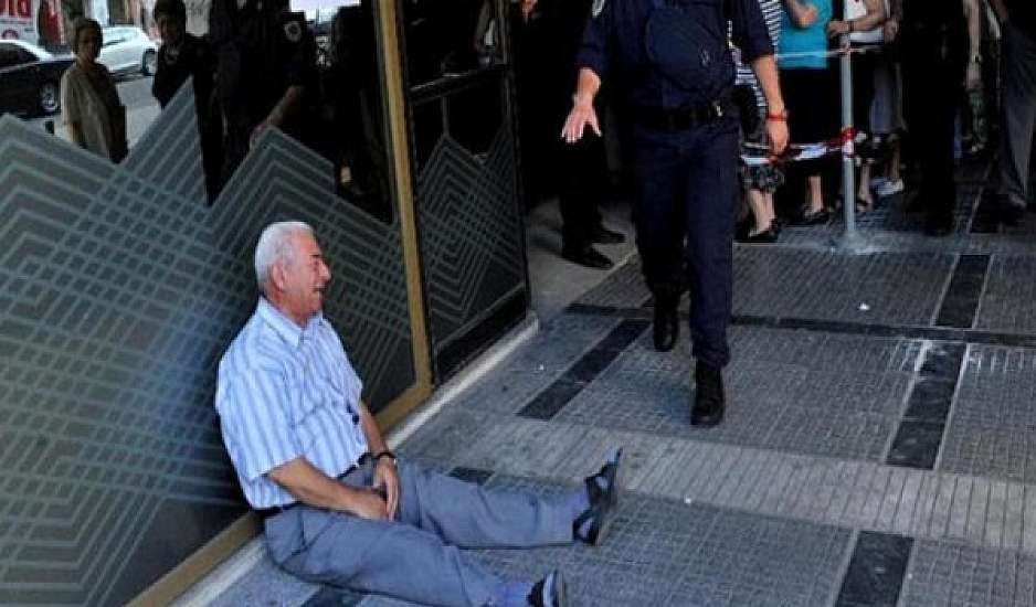 Economist: Στις φωτογραφίες της 10ετίας ο Έλληνας συνταξιούχος που κλαίει