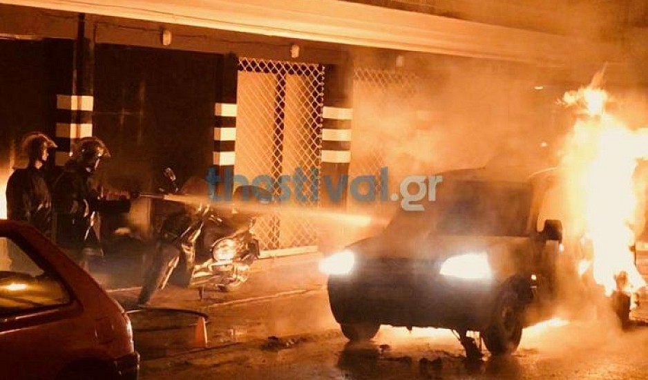 Θεσσαλονίκη: Στις φλόγες παραδόθηκαν δέκα αυτοκίνητα τα ξημερώματα της Δευτέρας