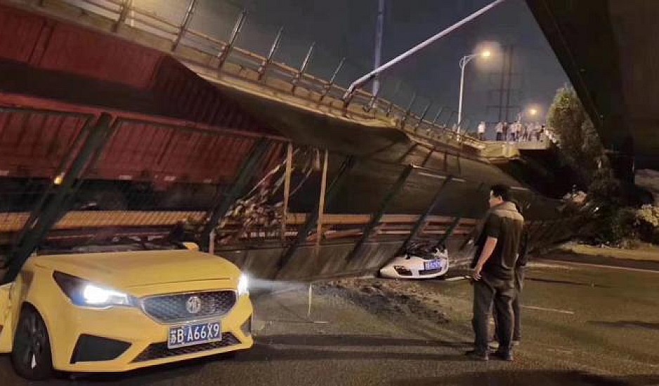 Σοκ στην Κίνα: Γέφυρα κατέρρευσε πάνω σε αυτοκίνητα - Φόβοι για νεκρούς