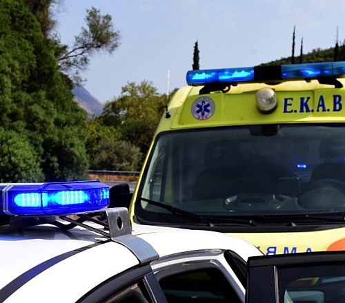Λέσβος: Αυτοκίνητο παρέσυρε δύο πεζούς μετά από τροχαίο – Ένας άνδρας χωρίς τις αισθήσεις του