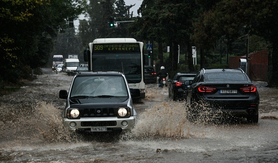 Ο Μπάλλος έφερε κυκλοφοριακό χάος σε Αθήνα και Πειραιά. Προληπτική εκκένωση χωριών στη Βόρεια Εύβοια