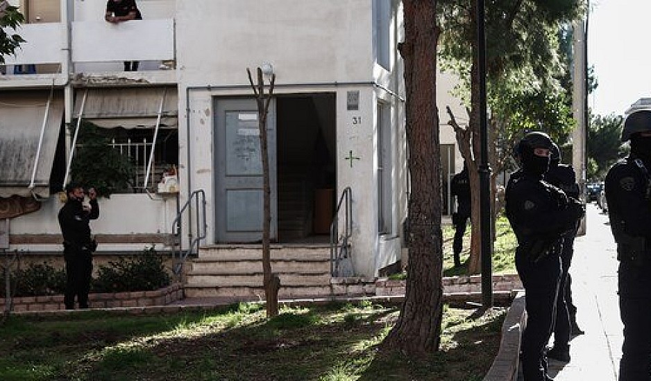 Η έφοδος των ΕΚΑΜ στο σπίτι του ταμπουρωμένου άνδρα που πυροβολούσε στην Αγία Βαρβάρα