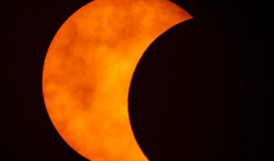 Μάγεψε το δαχτυλίδι της φωτιάς – Εντυπωσιακές εικόνες από την έκλειψη Ηλίου