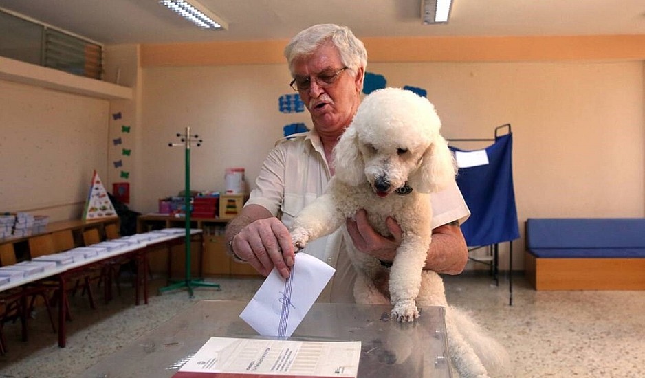Ο ψηφοφόρος και το σκυλάκι του που έκλεψαν την παράσταση