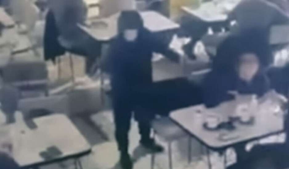 Νέα Σμύρνη: Καρέ καρέ η εν ψυχρώ δολοφονία δύο ανδρών σε καφετέρια