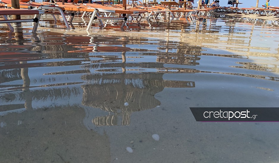 Ελαφονήσι: Σκουπίδια και ξαπλώστρες μέσα στη θάλασσα στον επίγειο «παράδεισο» της Κρήτης
