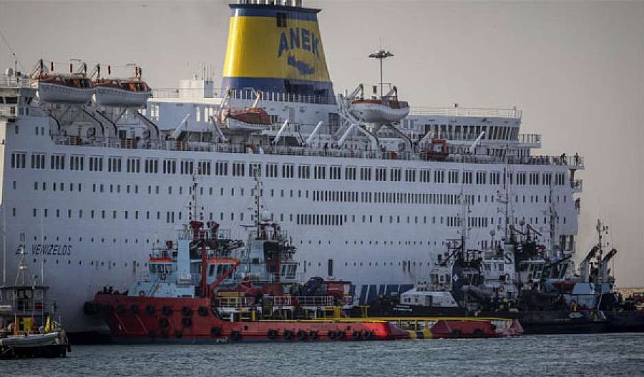 Συνεχίζεται η κατάσβεση της φωτιάς στο  Ελ. Βενιζέλος. Δραματικές σκηνές στο πλοίο