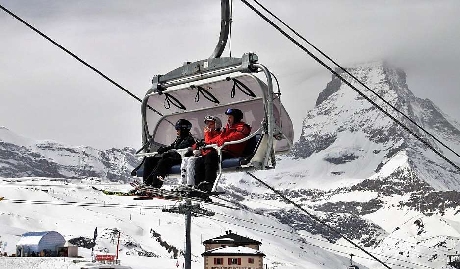 Συναγερμός στην Ελβετία από μετάλλαξη του κορονοϊού: Έκλεισαν ξενοδοχεία και σκι