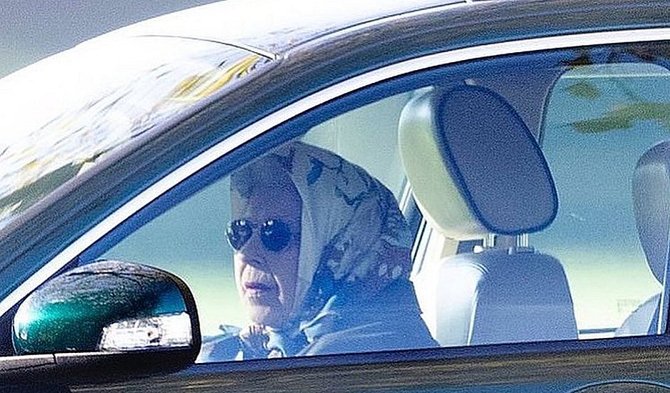 Βασίλισσα Ελισάβετ: Διαψεύδοντας φήμες για επιδείνωση της υγείας της, κάνοντας βόλτα με το αυτοκίνητό