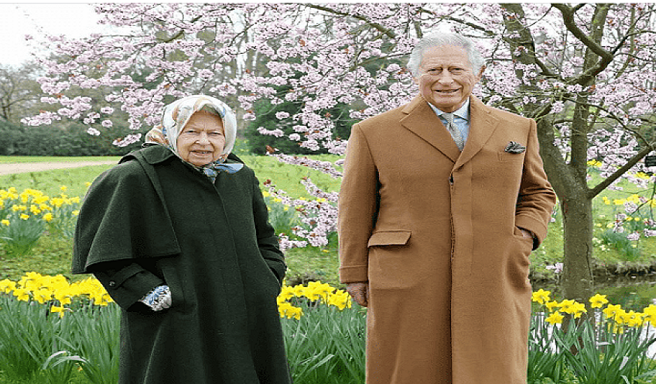 Η Βασίλισσα Ελισάβετ  με το γιο της, πρίγκιπα Κάρολο βόλτα  στον ηλιόλουστο κήπο