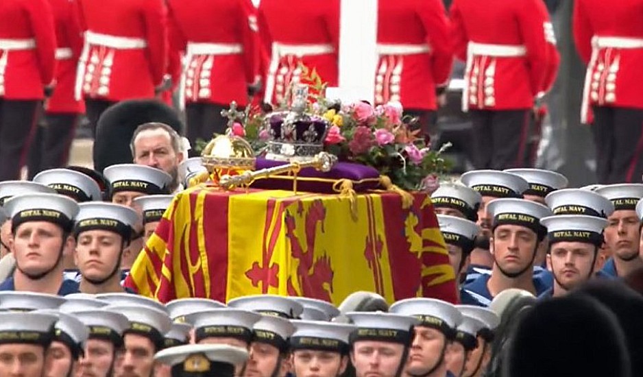 Βασίλισσα Ελισάβετ: Δάκρυα, ουρές και λιποθυμίες - Από τα ξημερώματα στο πόδι οι Βρετανοί