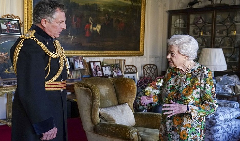Βασίλισσα Ελισάβετ: Τα μωβ χέρια πρόδωσαν την ασθένειά της;