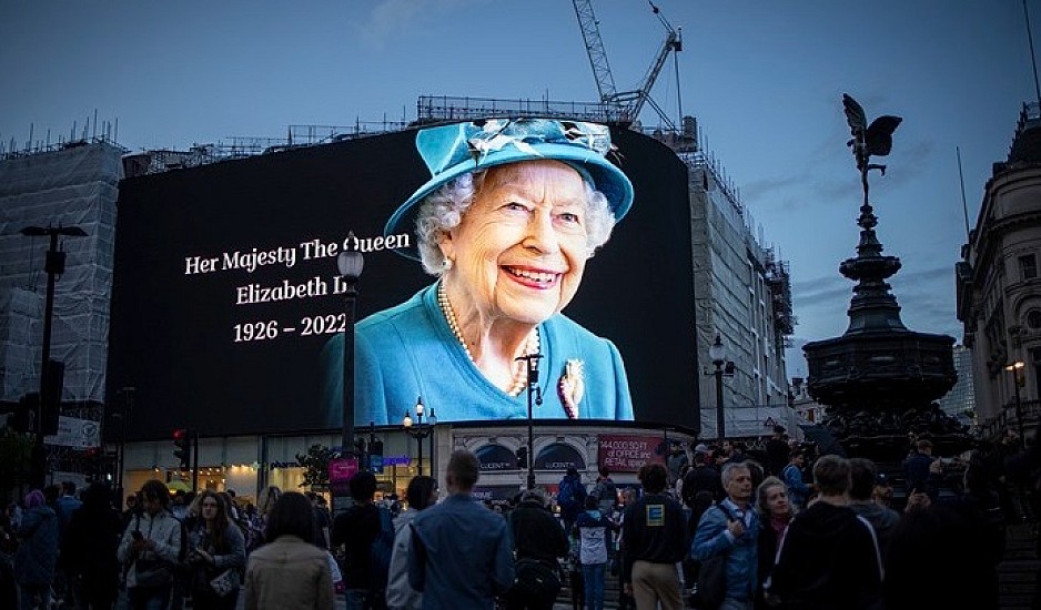 Βασίλισσα Ελισάβετ: Η άγνωστη φωτογραφία και το αντίο της βασιλικής οικογένειας