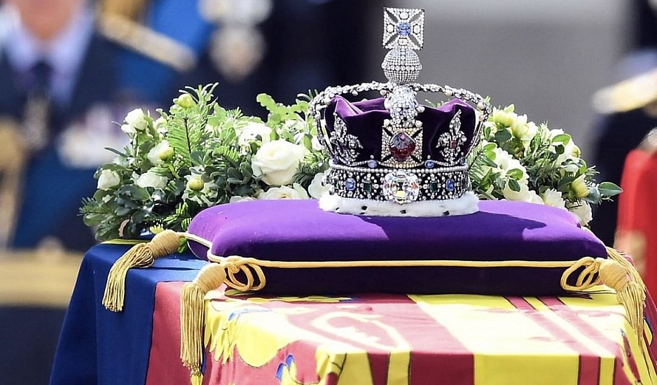 Βασίλισσα Ελισάβετ: Το εκθαμβωτικό στέμμα ανεκτίμητης αξίας που κοσμεί το φέρετρό της