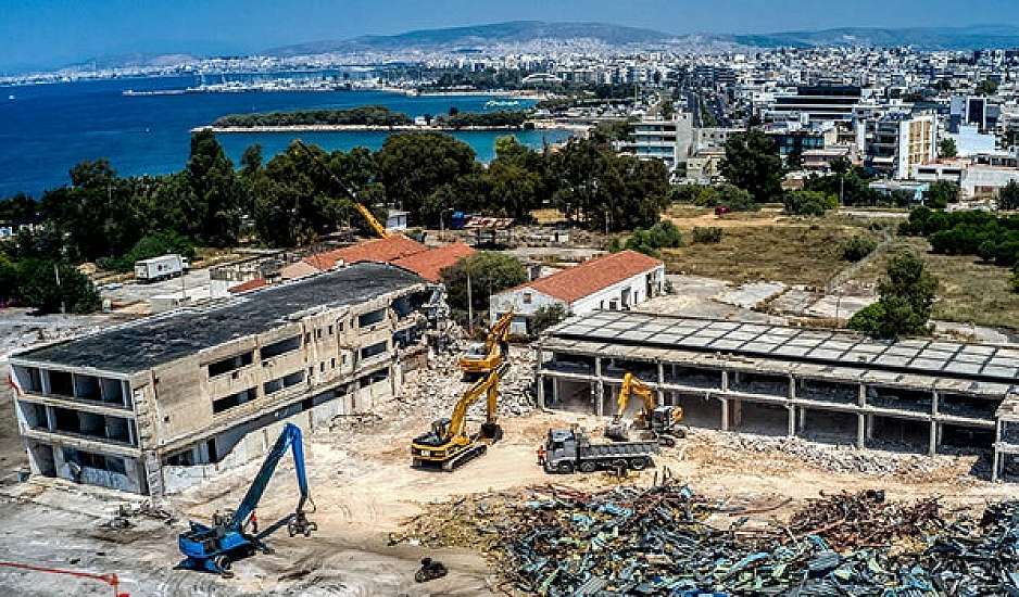 Μπήκαν οι μπουλντόζες στο Ελληνικό για την κατεδάφιση παλαιών κτιρίων