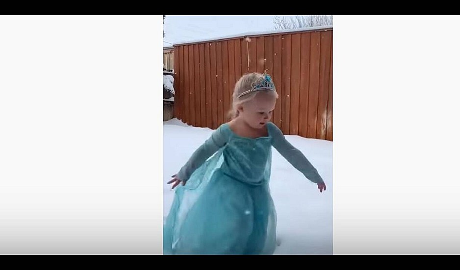 Viral το βίντεο της 2χρονης φαν της «Frozen» που βλέπει για πρώτη φορά χιόνι
