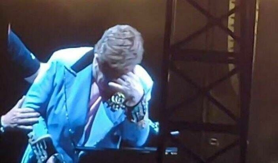 Ο Έλτον Τζον κατέρρευσε επί σκηνής: «Συγγνώμη, δεν μπορώ να τραγουδήσω»