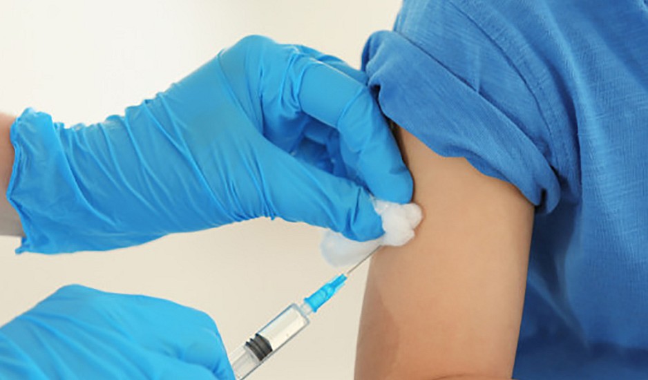 Μελέτη ΕΚΠΑ: Ανοσία για ένα χρόνο μετά τον πλήρη εμβολιασμό