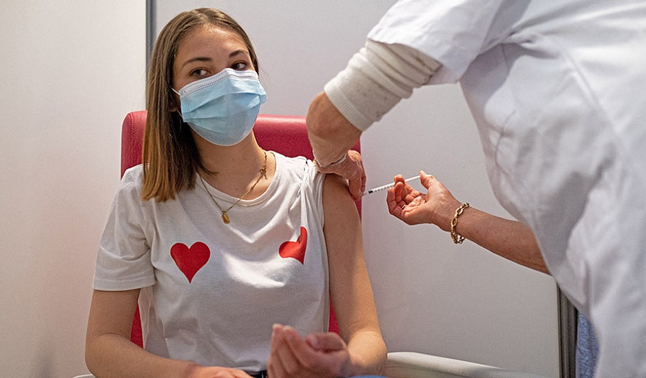 Κορονοϊός: Ο ΕΜΑ ενέκρινε τη χρήση του εμβολίου της Moderna για εφήβους