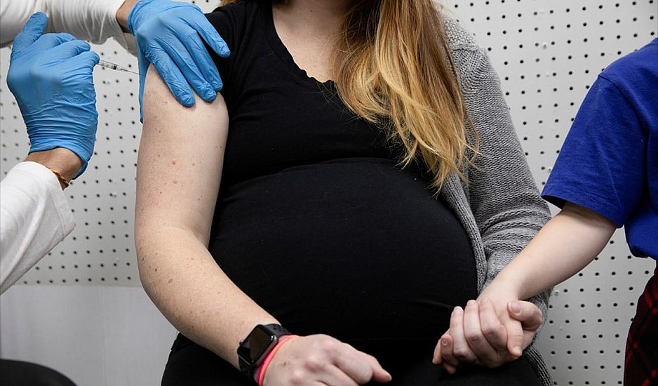 Covid-19 και εγκυμοσύνη: Μπορεί να προκαλέσει θανατηφόρες επιπλοκές, ο εμβολιασμός προστατεύει