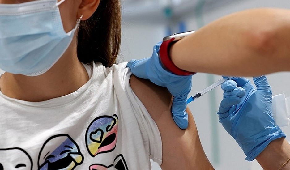 Κορονοϊός: Διευκρινίσεις για τον εμβολιασμό παιδιών και εφήβων